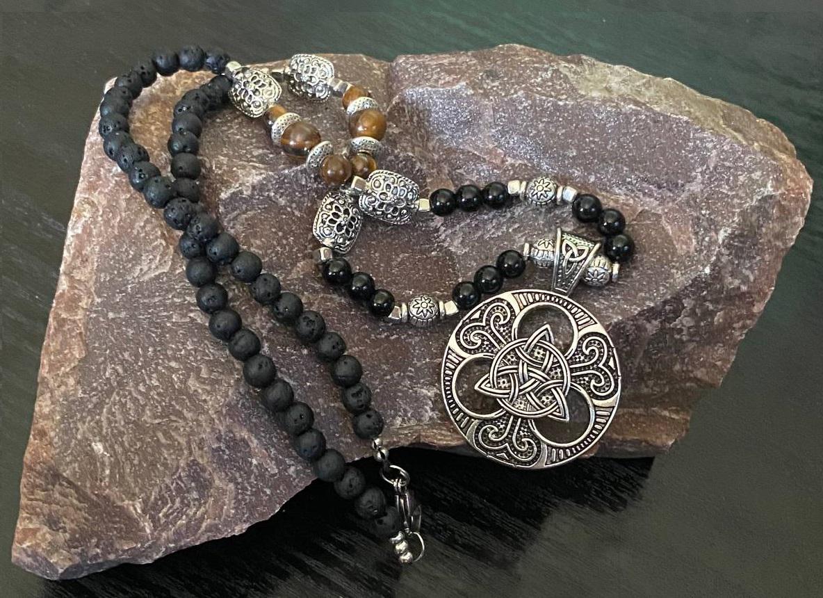 Колье из натурального камня оникс тигровый глаз вулканическая лава и двусторонним кулоном оберег кельтский узел LITAURS (24078)