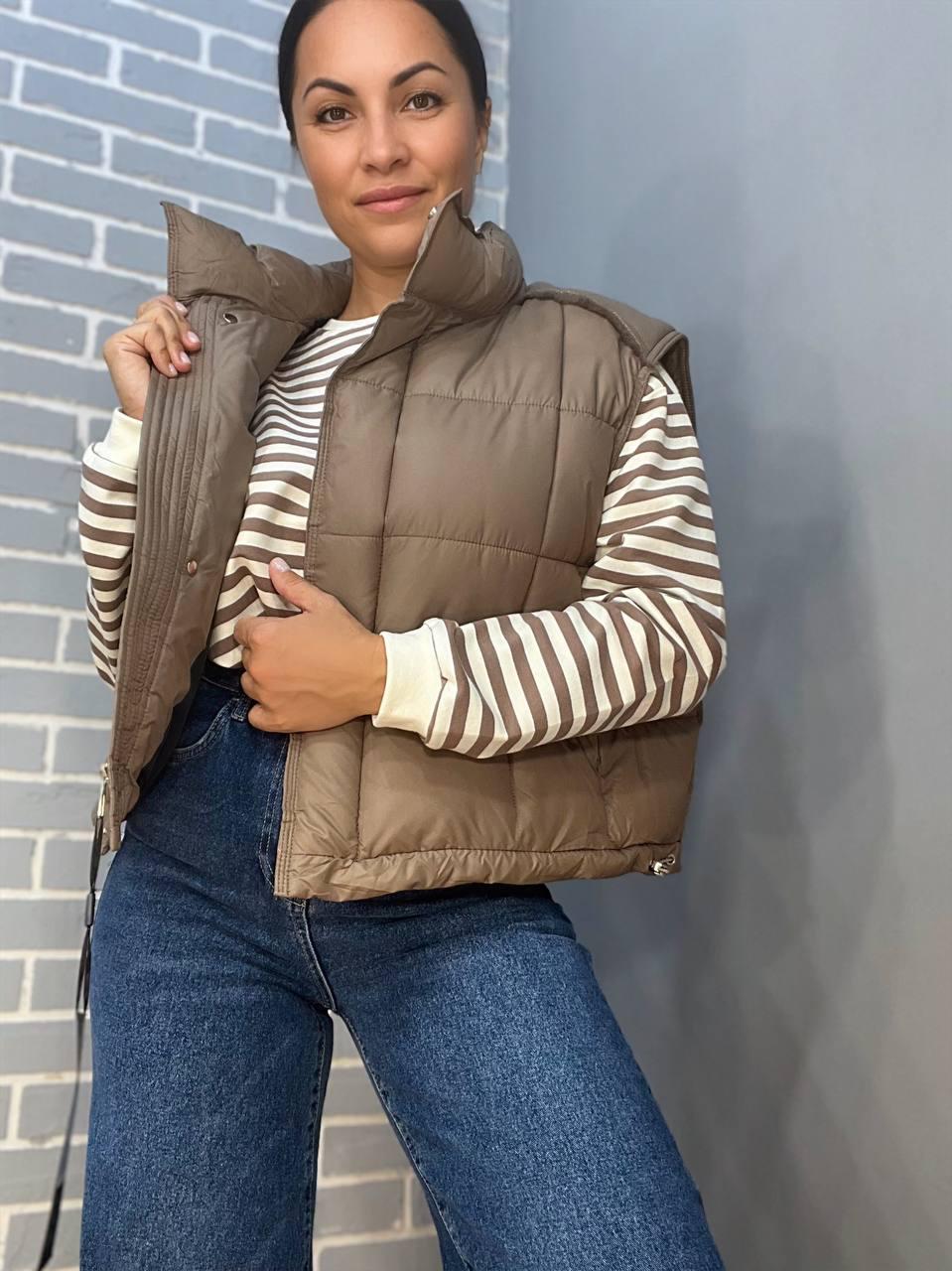 Жилетка жіноча Lady Yep 9039 стьобана коротка вставка з екошкіри на спині р. 42 Капучино (2637) - фото 2 Жилетка жіноча Lady Yep 9039 стьобана коротка вставка з екошкіри на спині р. 42 Капучино (2637) - фото 2