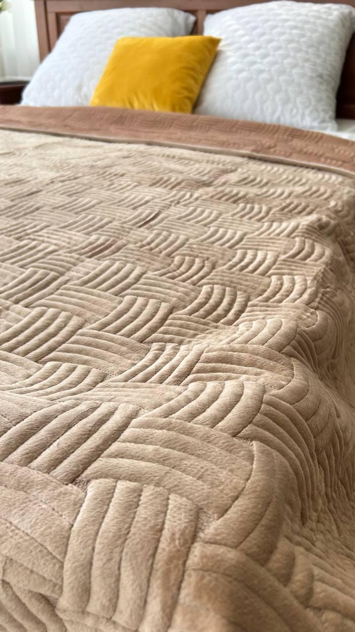 Плед на диван велюровий полуторний 150x200 см Світло-бежевий (П4К-М-velur-pokruvalo001-06)