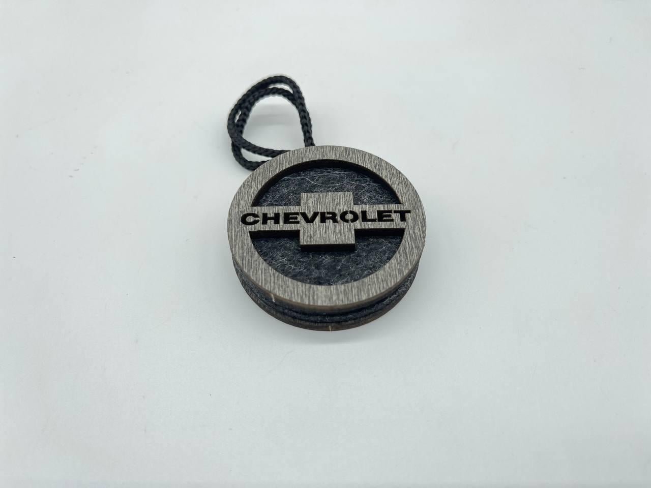 Ароматизатор в машину с логотипом Chevrolet дерево/фетр ручной работы (AR-113)