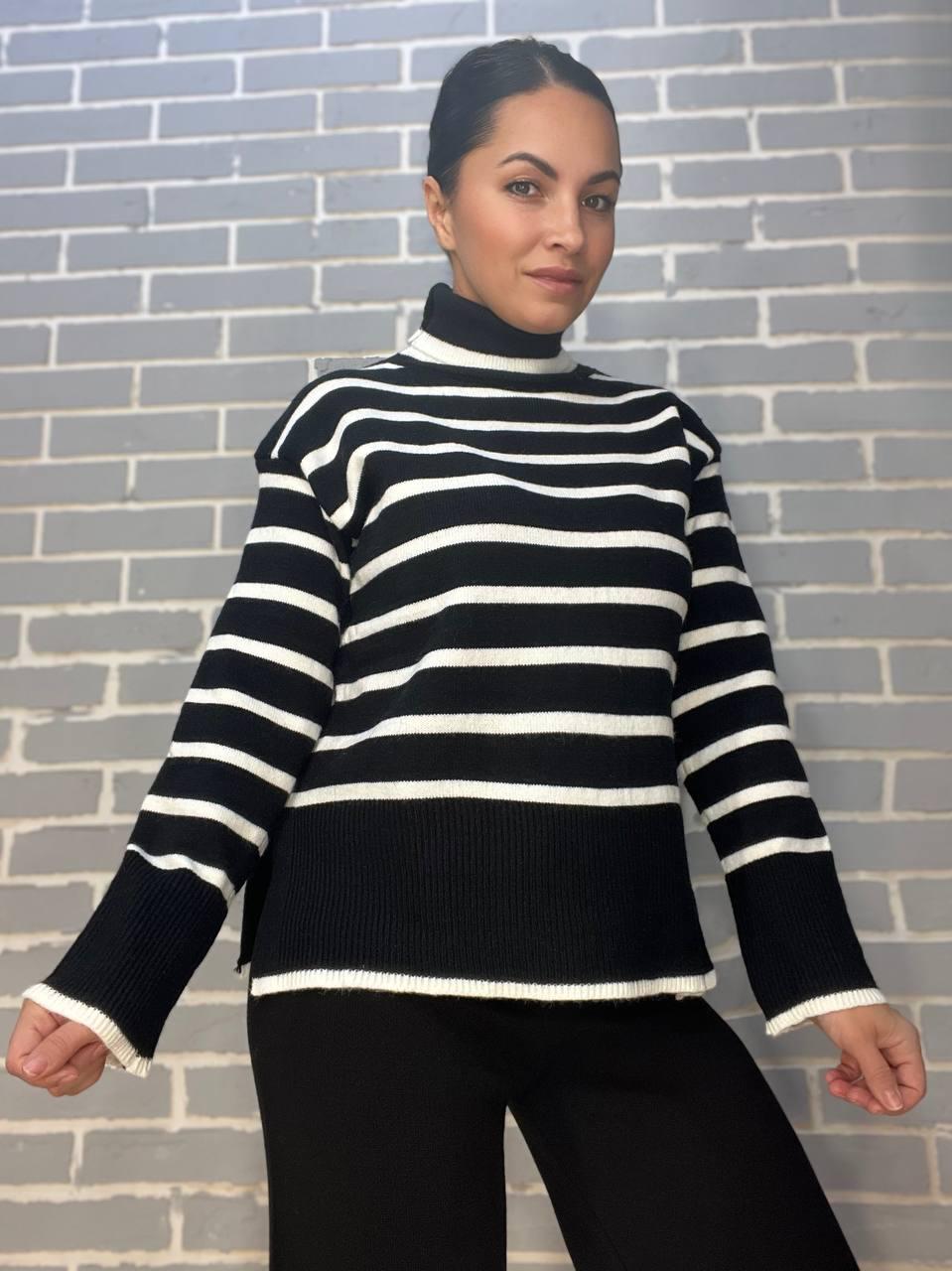 Светр жіночий A-N 263 високе горло смуга розрізи вільний OS Чорний (3147) - фото 1 Светр жіночий A-N 263 високе горло смуга розрізи вільний OS Чорний (3147) - фото 1