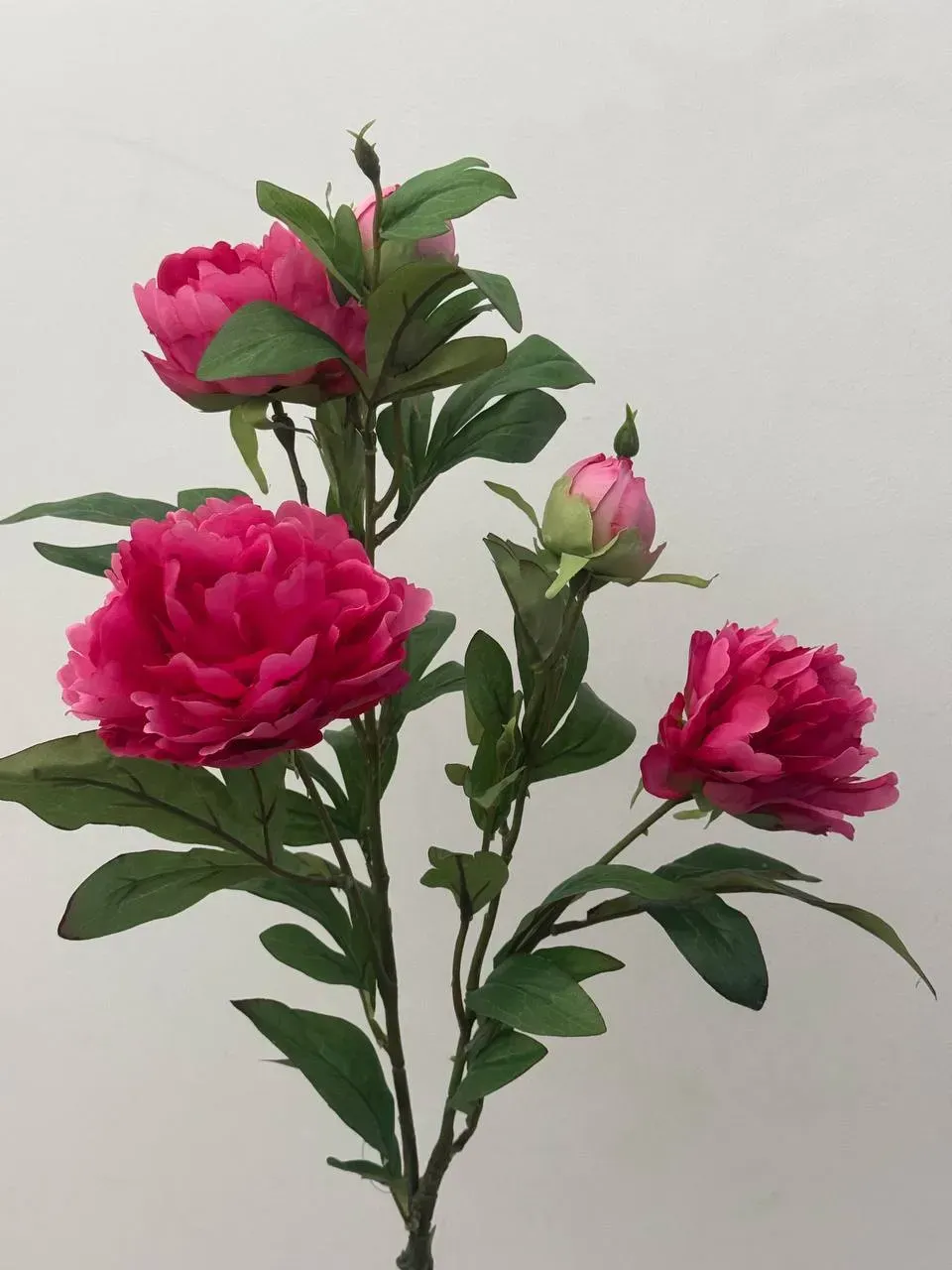 Искусственный текстильный пион 3 цветка 2 бутона на ветке 90 см Малиновый (P0022)