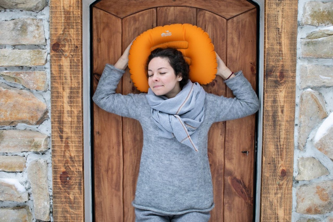 Подушка надувная Tramp под голову (TRA-159) - фото 8