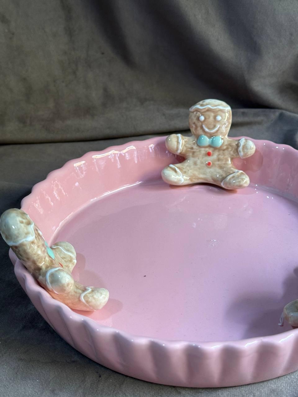 Блюдо сервірувальне новорічне BonaDi Пряниковий чоловічок керамічне 23 см Рожевий (834-451) - фото 2