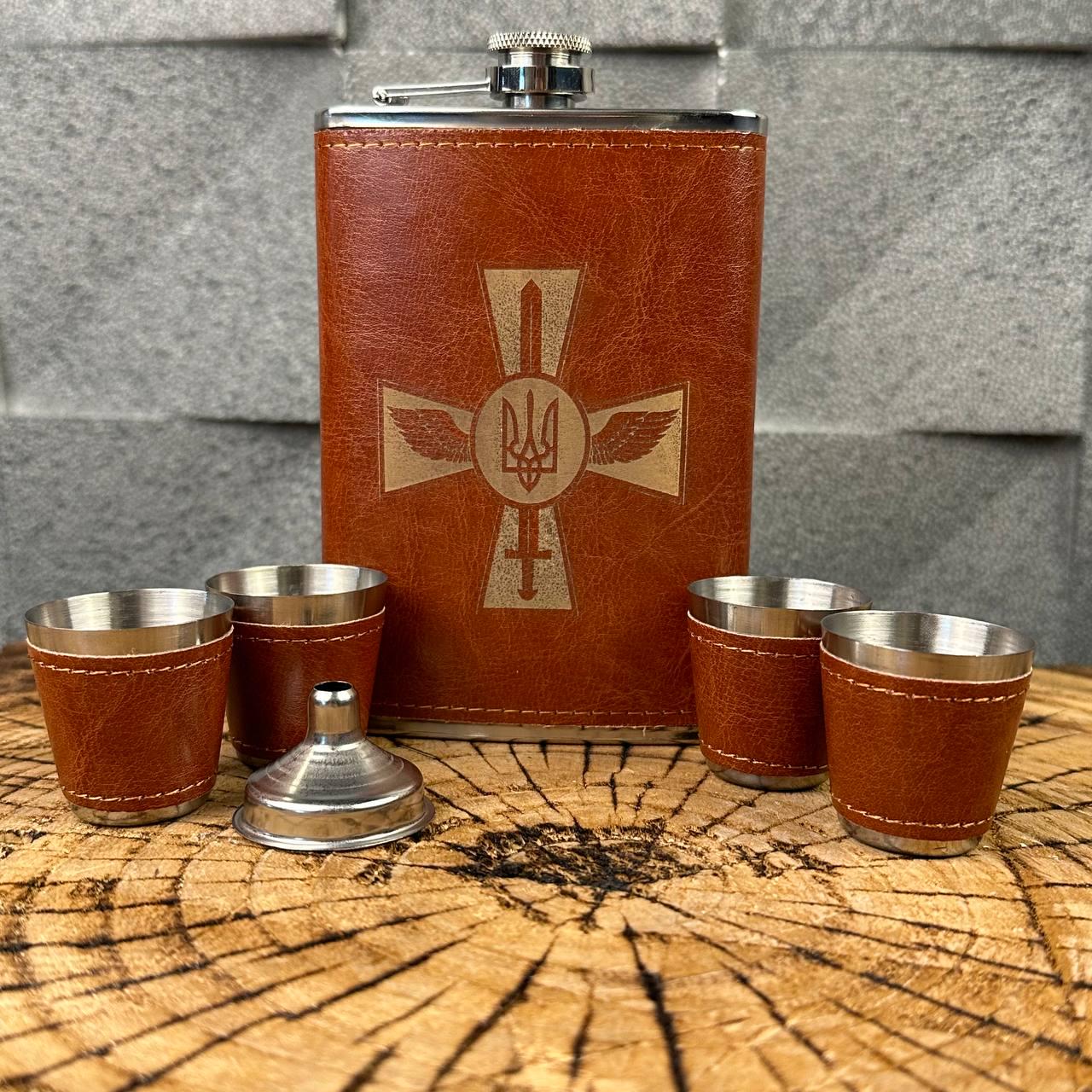 Набір фляга для алкоголю і 4 чарки в подарунковій коробці з гравіюванням Герба Повітряних сил ЗСУ - фото 3 Набір фляга для алкоголю і 4 чарки в подарунковій коробці з гравіюванням Герба Повітряних сил ЗСУ - фото 3