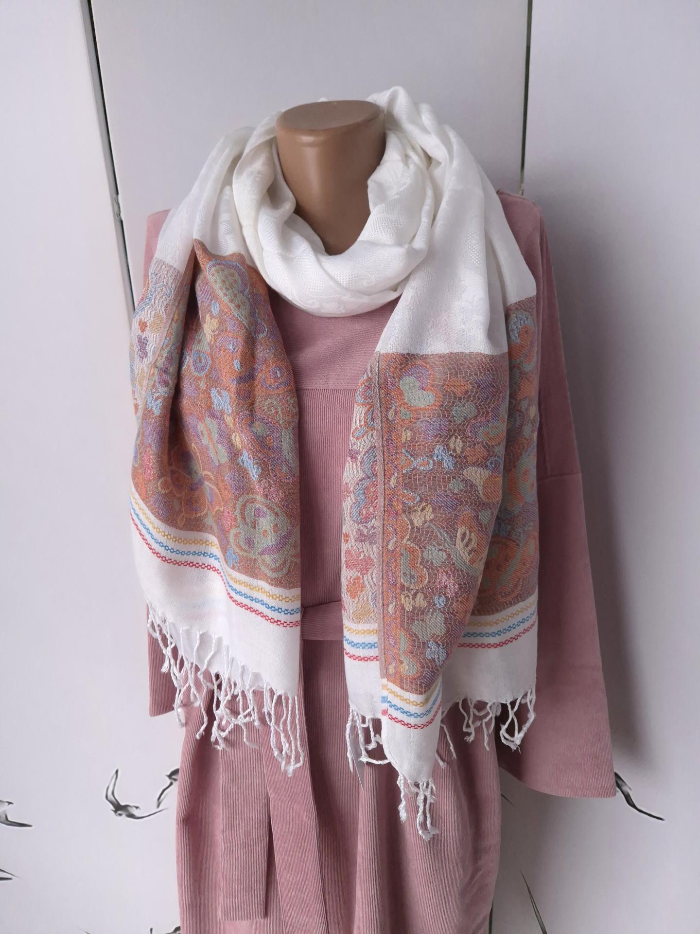 Шарф-палантин жіночий з імітацією вишивки та пензлями весна-осінь 184х70 см Молочний (15089) - фото 6 Шарф-палантин жіночий з імітацією вишивки та пензлями весна-осінь 184х70 см Молочний (15089) - фото 6