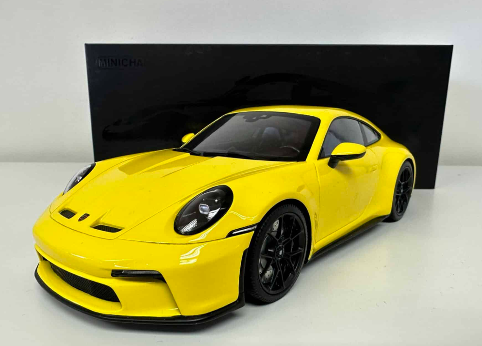 Масштабная модель автомобиля Minichamps Porsche 911/992 GT3 Touring 1:18 Yellow/Black (117069021)