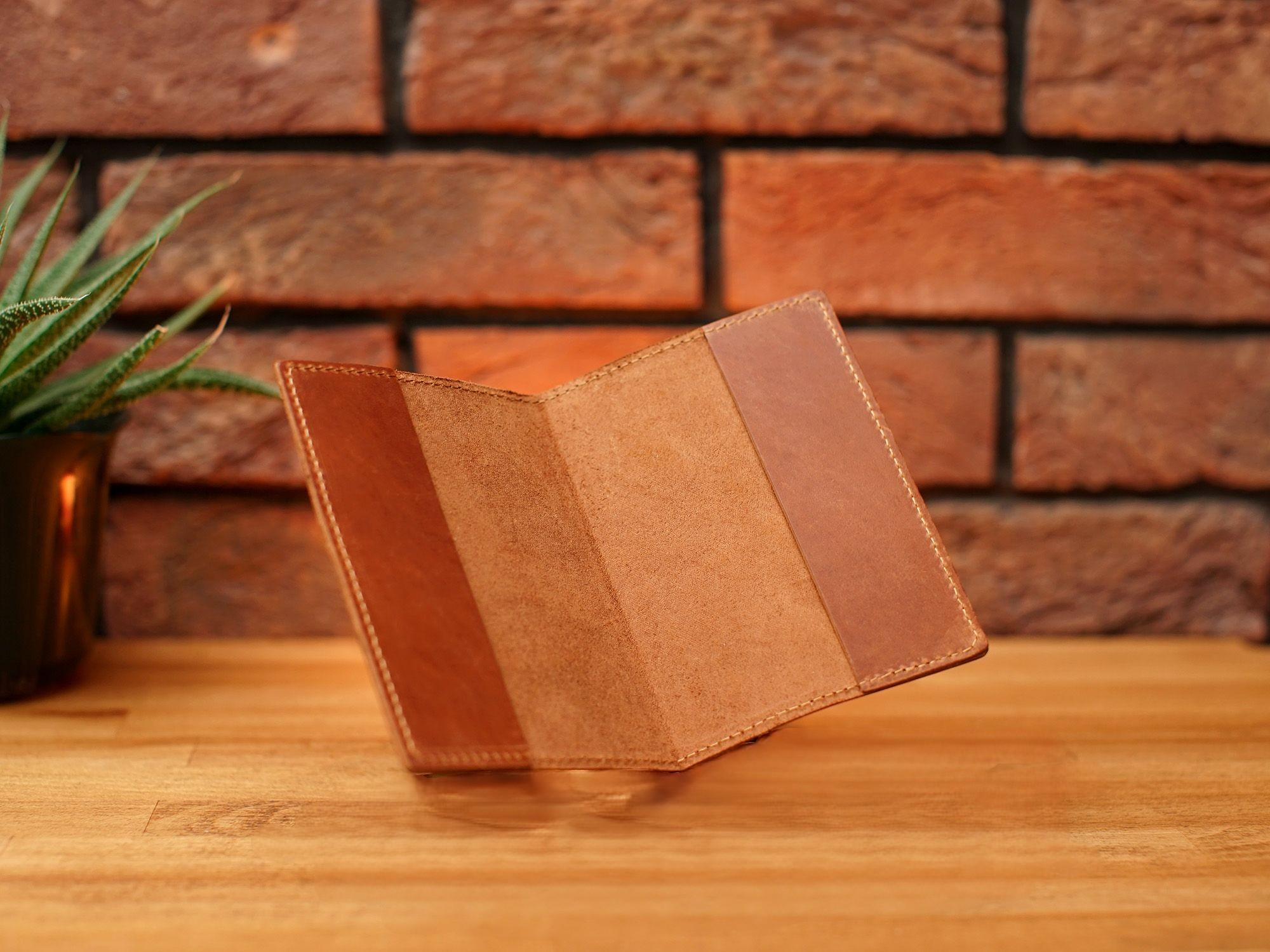 Обкладинка на паспорт Crazy зі шкіри з персоналізацією Коньячний (104)