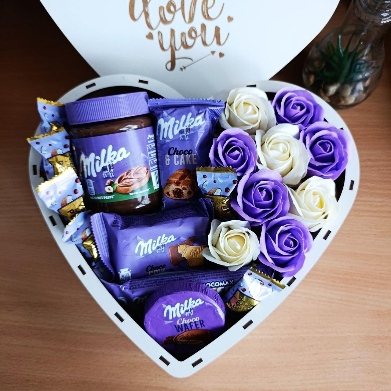Подарочный бокс в форме сердца со сладостями Milka и розами для девочки (ar464-1)