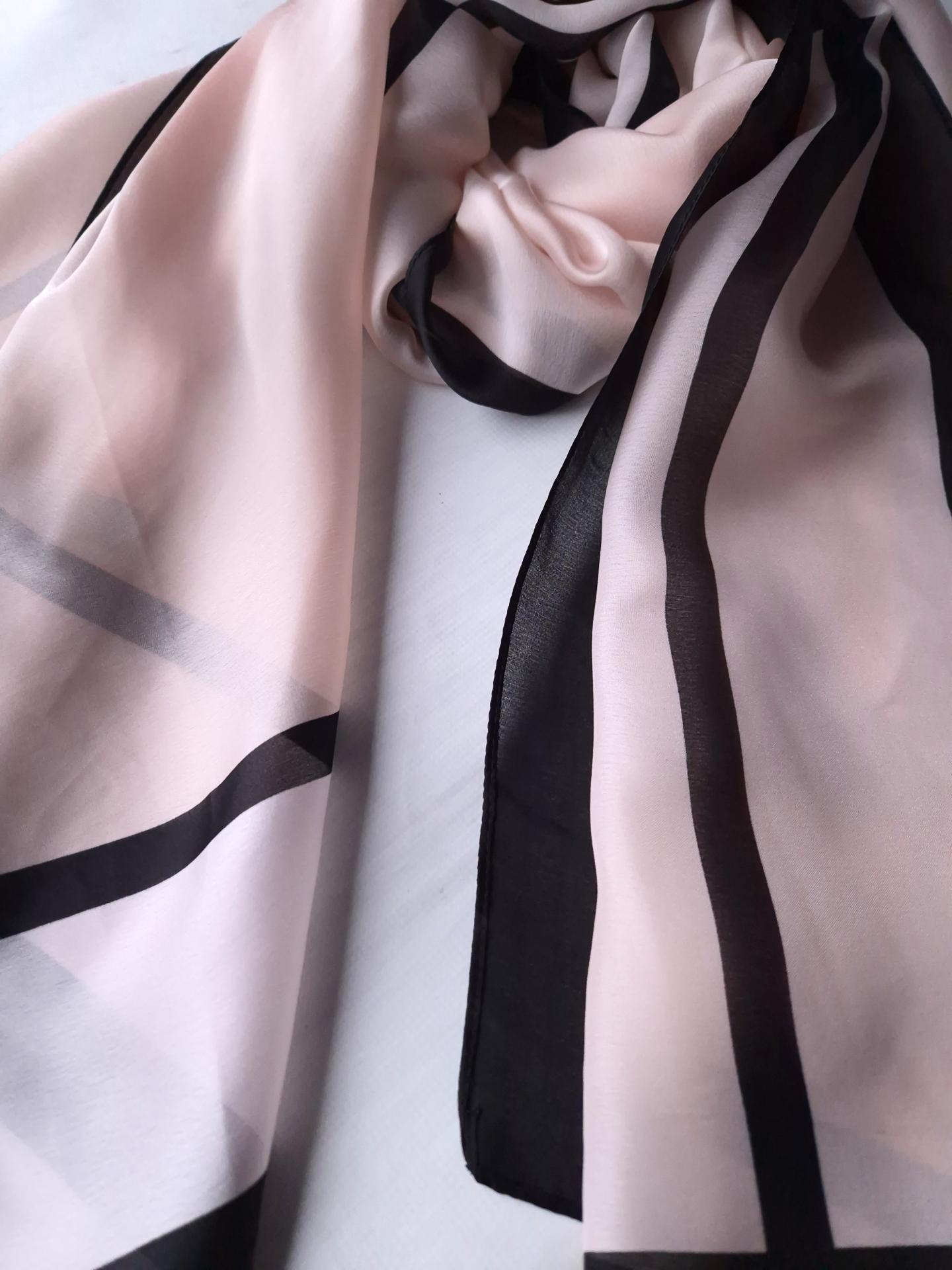 Шарф-палантин жіночий літо-весна-осінь з чорною окантовкою Beauty 176х95 см Пудровий (14126) - фото 6 Шарф-палантин жіночий літо-весна-осінь з чорною окантовкою Beauty 176х95 см Пудровий (14126) - фото 6