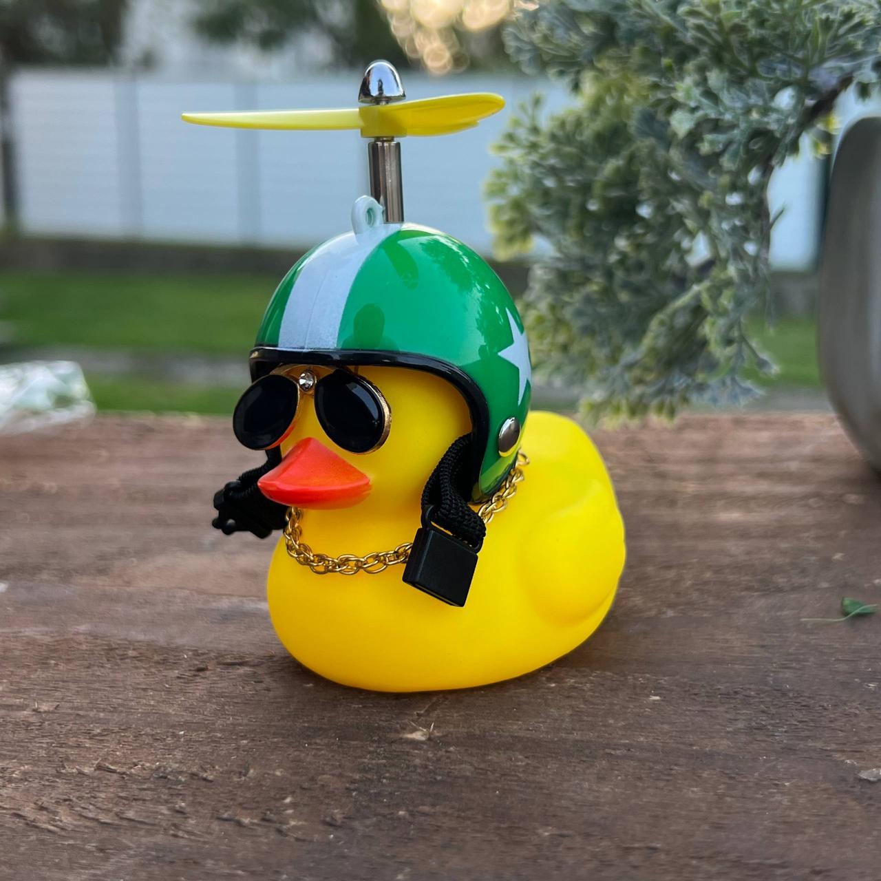 Утка в авто в очках резиновая утка на торпеду автомобильная с шлемом утка в шлеме с пропейлером Утка в авто в очках резиновая утка на торпеду автомобильная с шлемом утка в шлеме с пропейлером