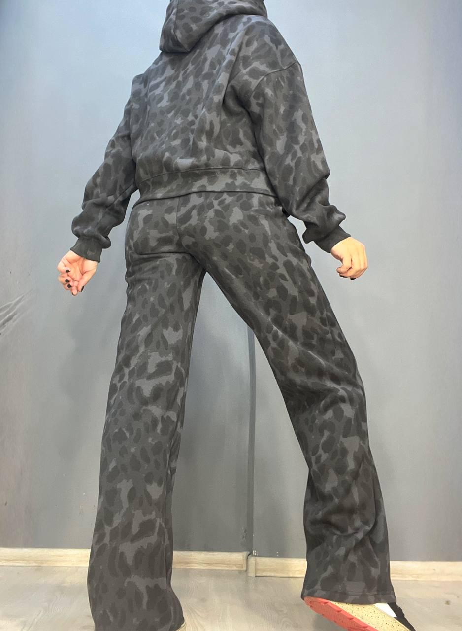 Костюм женский A-N 2762 утепленный худи с капюшоном и брюки палаццо леопардовый принт L Графитовый (3201) - фото 8 Костюм женский A-N 2762 утепленный худи с капюшоном и брюки палаццо леопардовый принт L Графитовый (3201) - фото 8