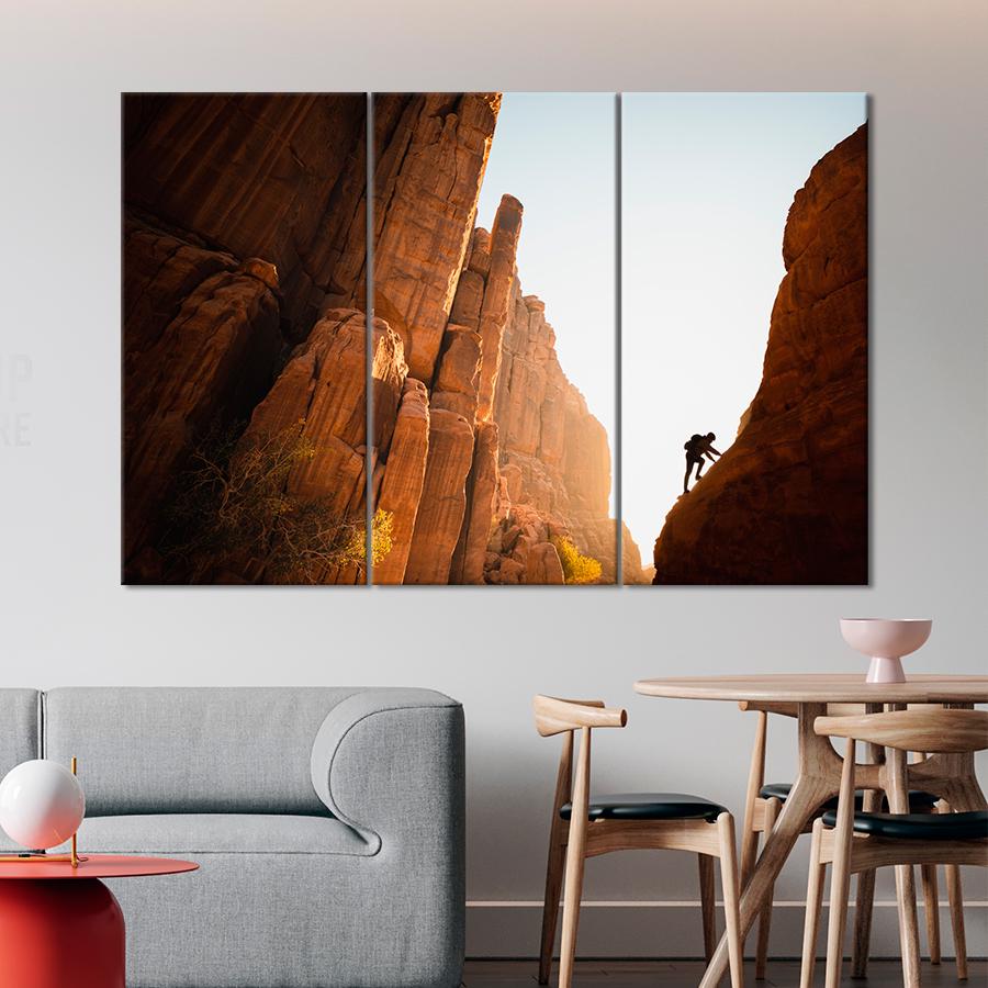 Картина спорт Альпинист на коричневой скале 78x48 см (A1259-3)