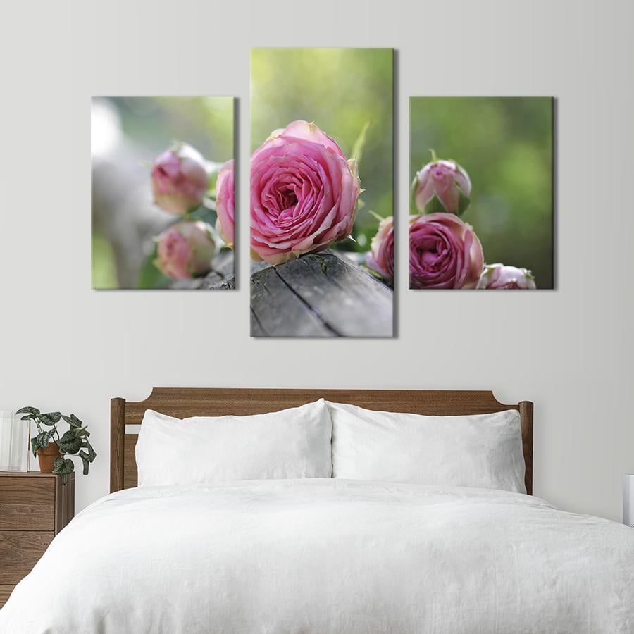 Картина на холсте триптих Восхитительные розы на скамейке 96x60 см (987-32)