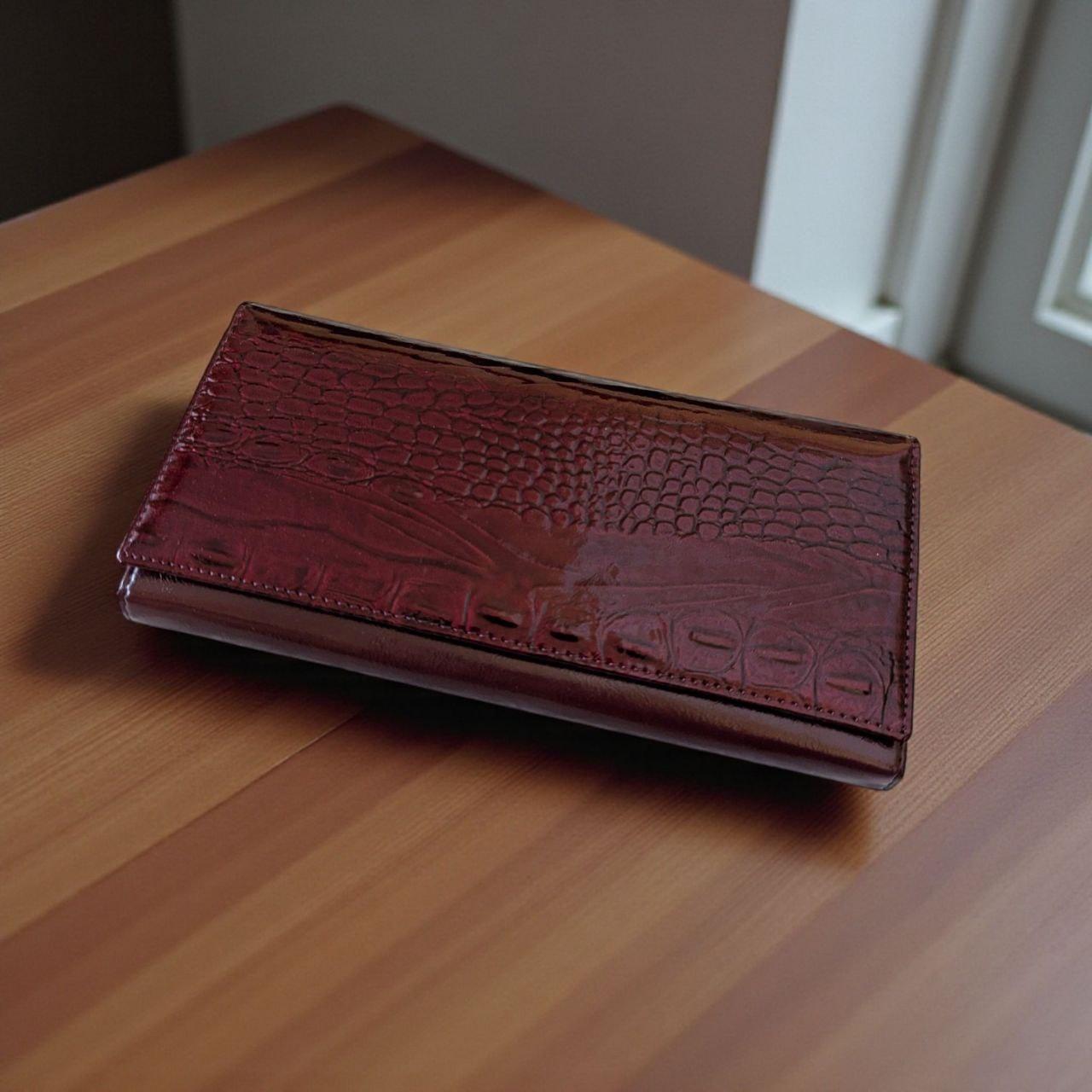 Кошелек женский лаковый на магните с застежкой поцелуй 19х9,5 см под крокодила Бордовый (СО-6330) Кошелек женский лаковый на магните с застежкой поцелуй 19х9,5 см под крокодила Бордовый (СО-6330)