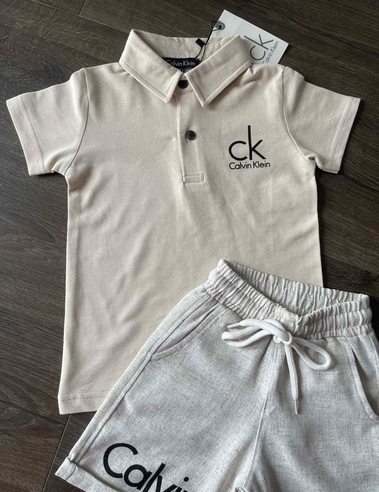 Костюм на мальчика Calvin Klein поло/шорты 116-122 см Бежевый (25184364) - фото 5 Костюм на мальчика Calvin Klein поло/шорты 116-122 см Бежевый (25184364) - фото 5