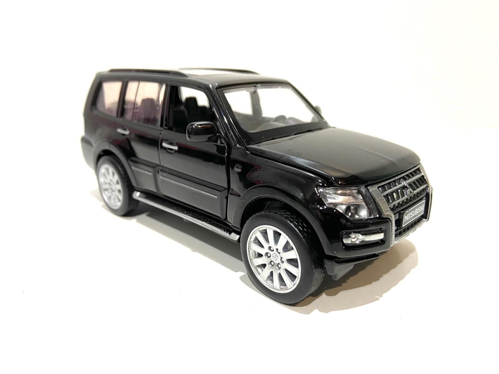 Машинка металлическая Автопром Mitsubishi Pajero 1:32 свет/звук/двигающиеся элементы Черный (68463)