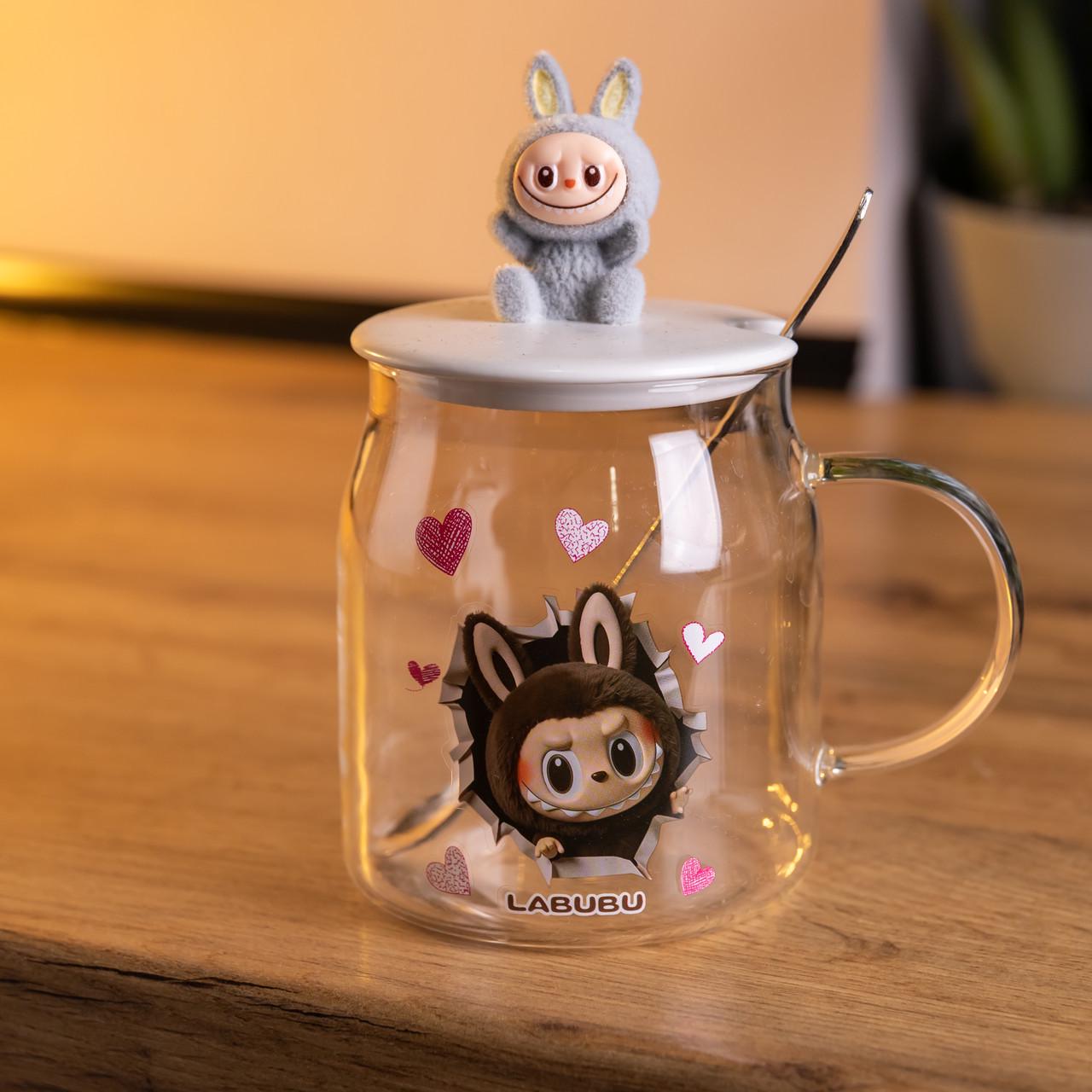Чашка стеклянная Labubu Bubu с ложкой и крышкой 600 мл (FM-56A)