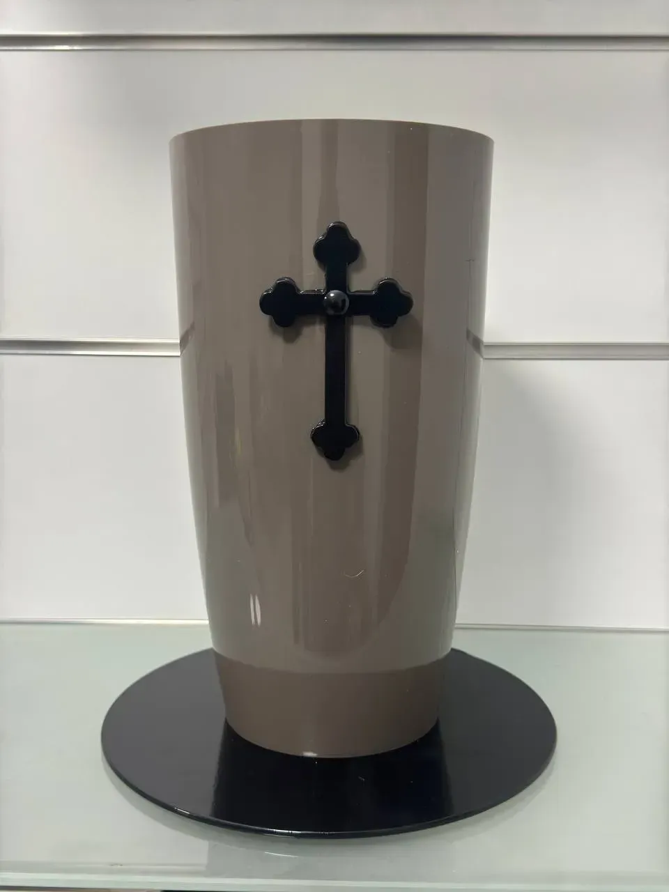 Ваза для Аллеи Героев пластиковая с металлическим крестом Капучино (V0003)