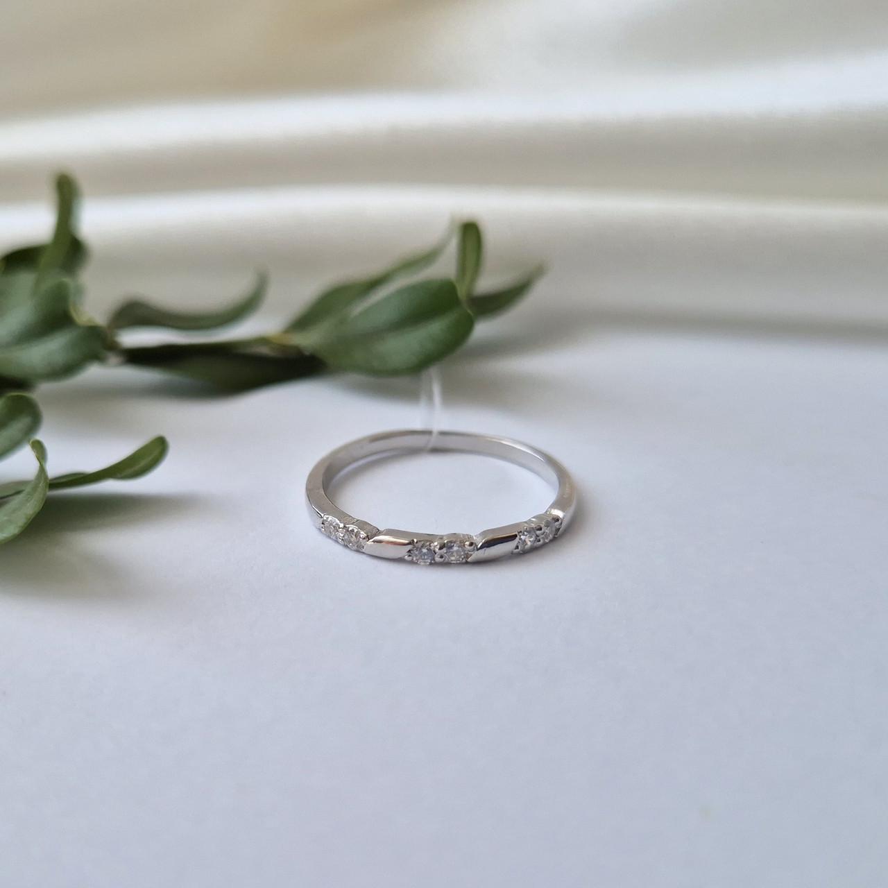 Каблучка доріжка із білими каменями срібло 925 проби родоване 1,30 г р. 18,5 (4042р) - фото 4