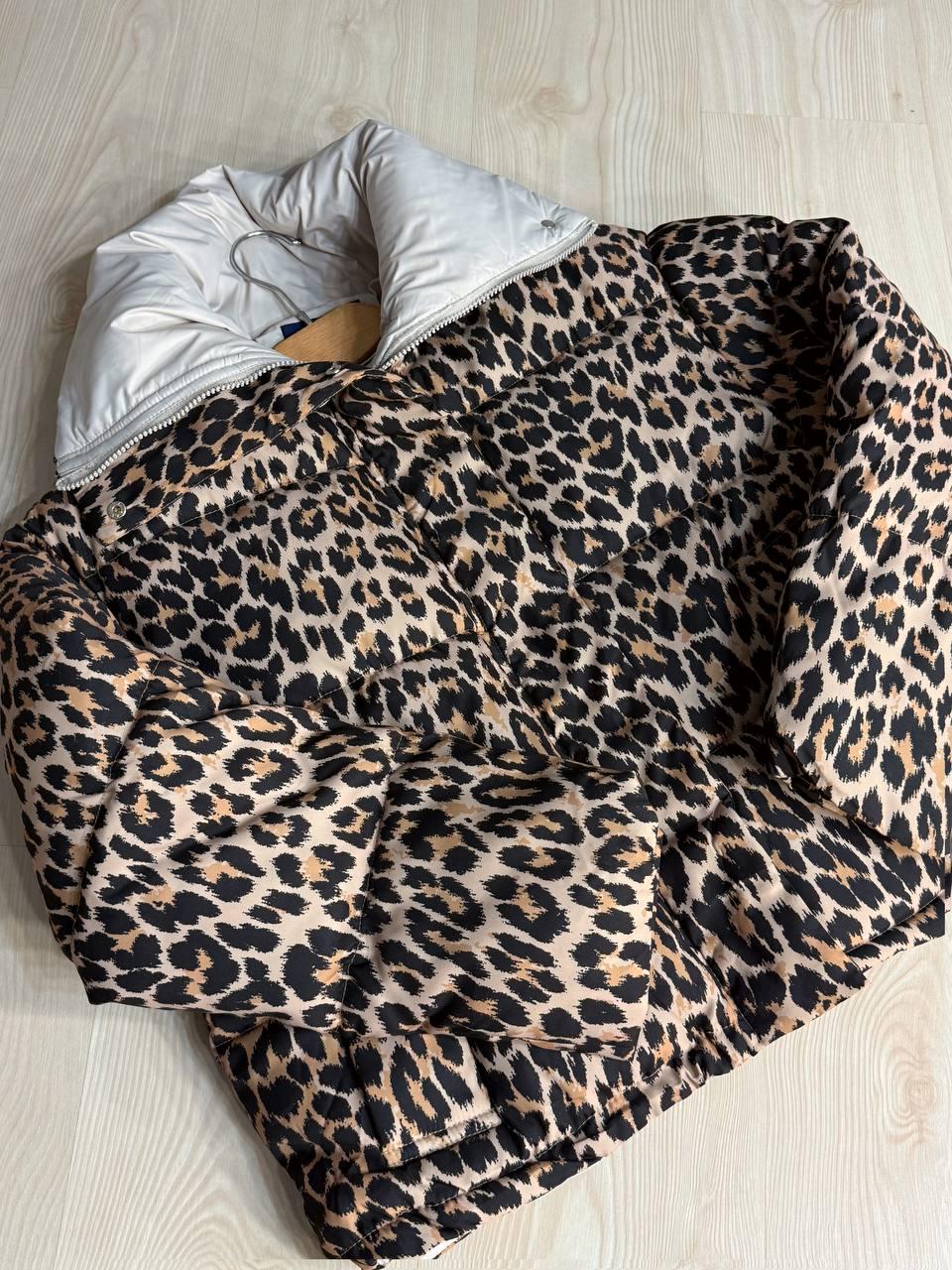 Куртка женская JOY ONE 8318 пуффер воротник стойка короткая леопардовый принт XL Коричневый (2514) - фото 2 Куртка женская JOY ONE 8318 пуффер воротник стойка короткая леопардовый принт XL Коричневый (2514) - фото 2