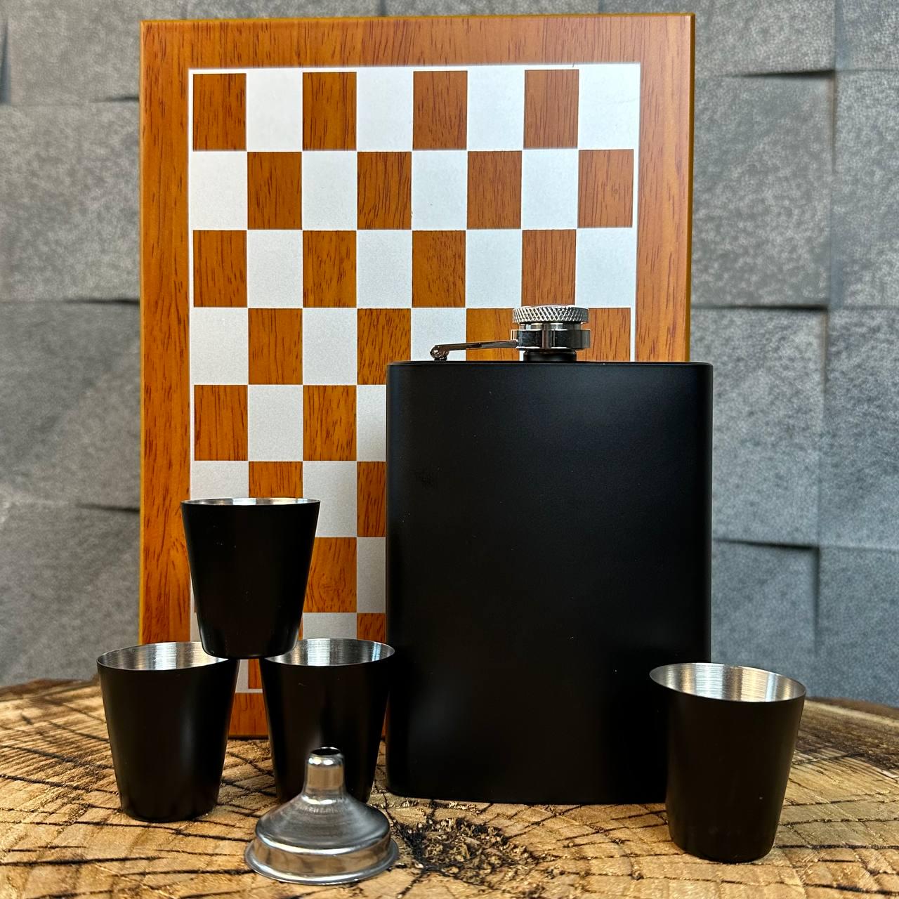 Подарунковий набір матова чорна фляга для алкоголю та 4 чарки з шахами в дерев'яній коробці - фото 5 Подарунковий набір матова чорна фляга для алкоголю та 4 чарки з шахами в дерев'яній коробці - фото 5