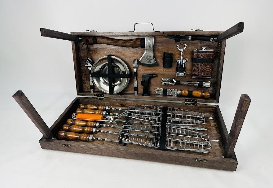 Набор шампуров с аксессуарами для пикника Титан в деревянном кейсе-трансформере ручной работы 37 предметов Коричневый (138-10-KS-7505) - фото 3 Набор шампуров с аксессуарами для пикника Титан в деревянном кейсе-трансформере ручной работы 37 предметов Коричневый (138-10-KS-7505) - фото 3