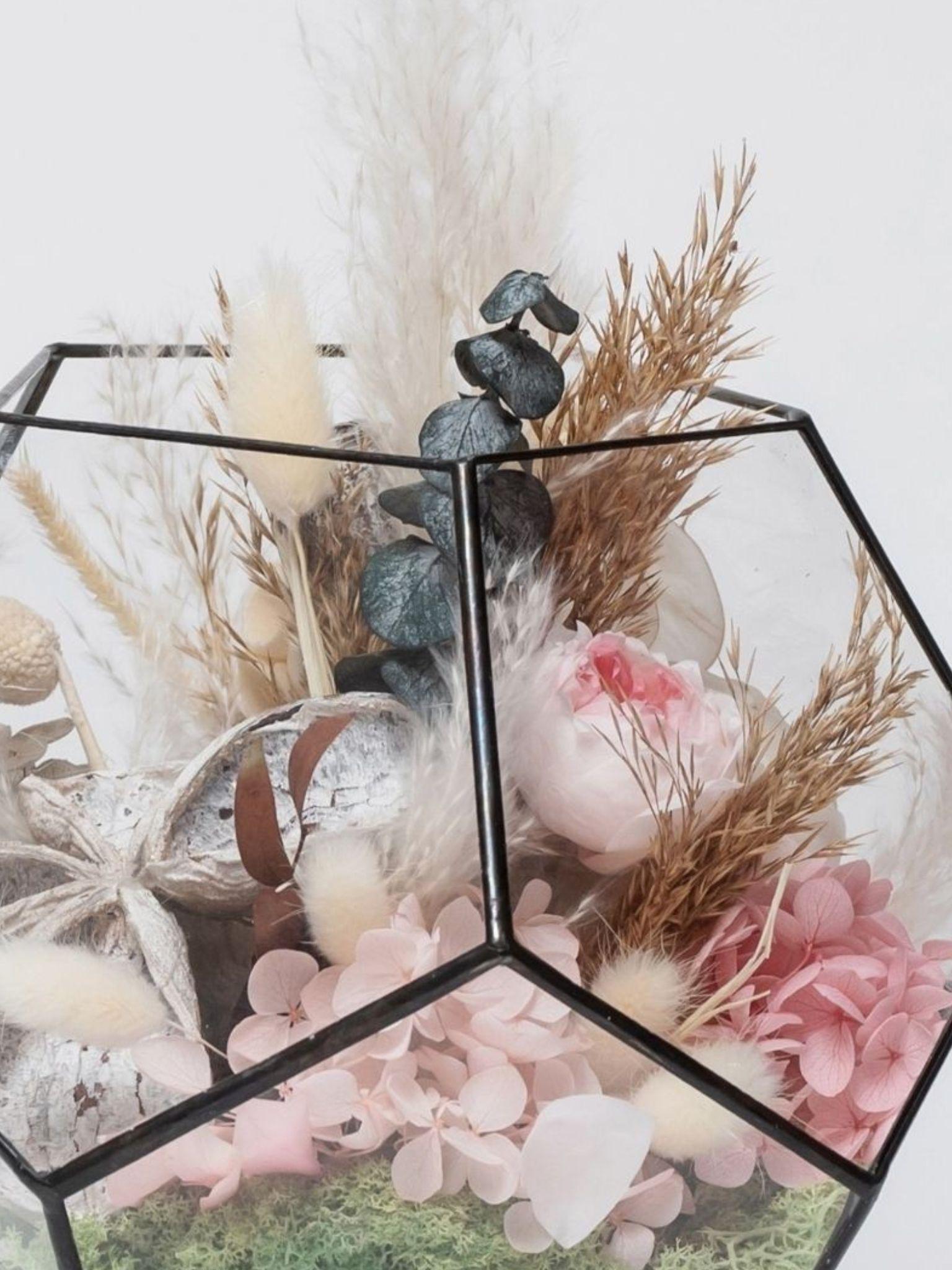 Траурный венок в стекле Ангел со стабилизированными цветами 20х20х20 см - фото 3