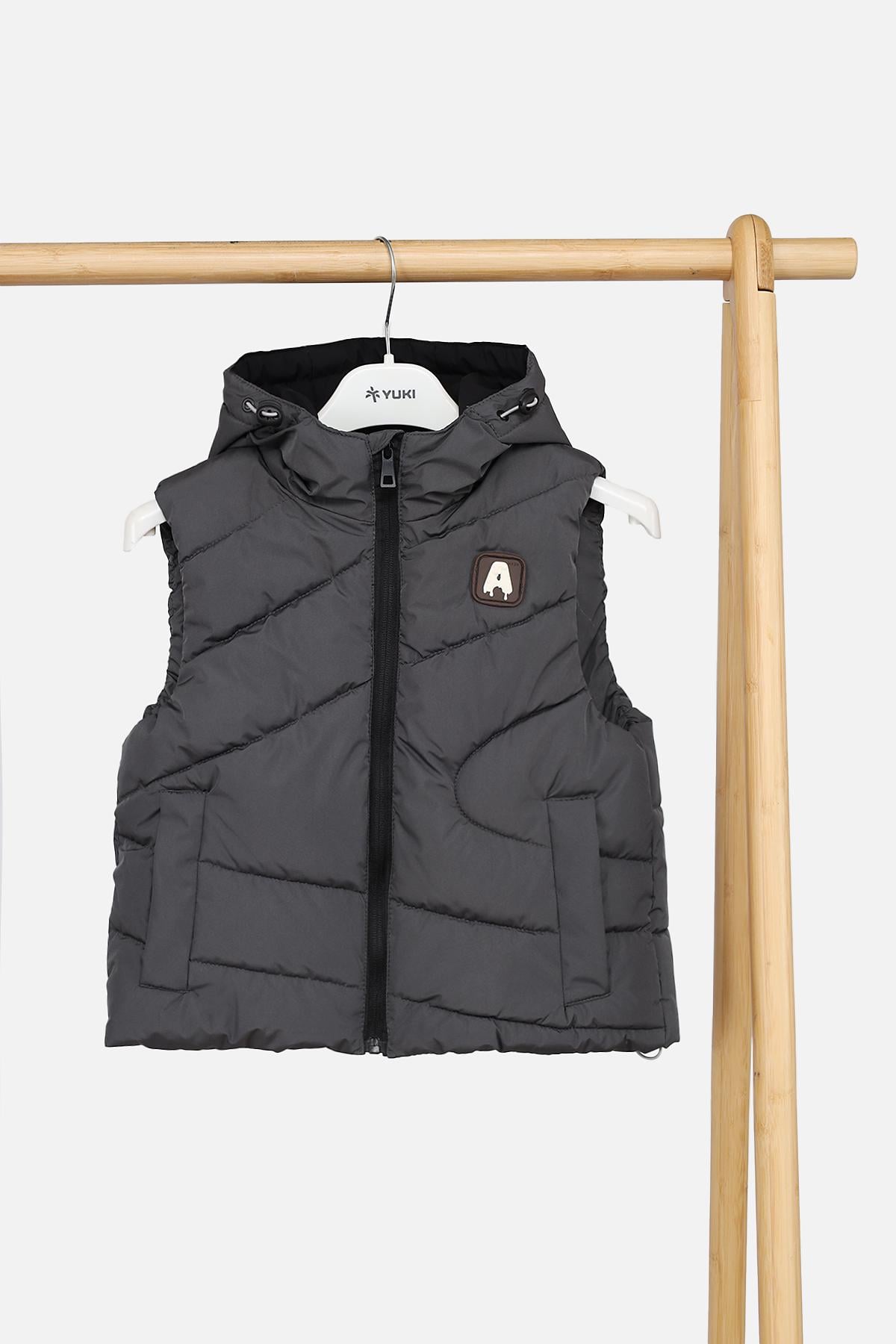 Жилет для мальчика утепленный ЦБ-00289733 134 см Темно-серый Жилет для мальчика утепленный ЦБ-00289733 134 см Темно-серый