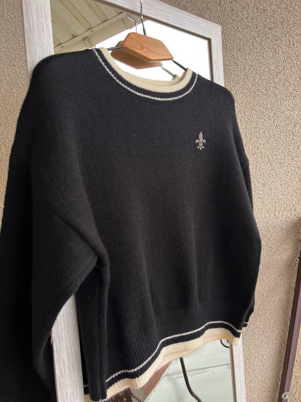 Свитер женский A-N 6101 широкий украшение вензель впереди с камнями OS Черный (2918) - фото 3 Свитер женский A-N 6101 широкий украшение вензель впереди с камнями OS Черный (2918) - фото 3