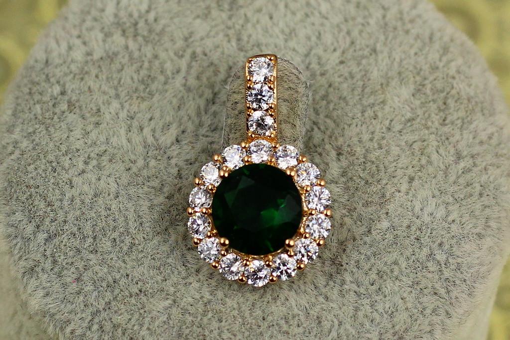 Кулон Xuping Jewelry круглый зеленый камень в ободке из фианитов 2,3 см Золотистый (2629124676) - фото 3 Кулон Xuping Jewelry круглый зеленый камень в ободке из фианитов 2,3 см Золотистый (2629124676) - фото 3