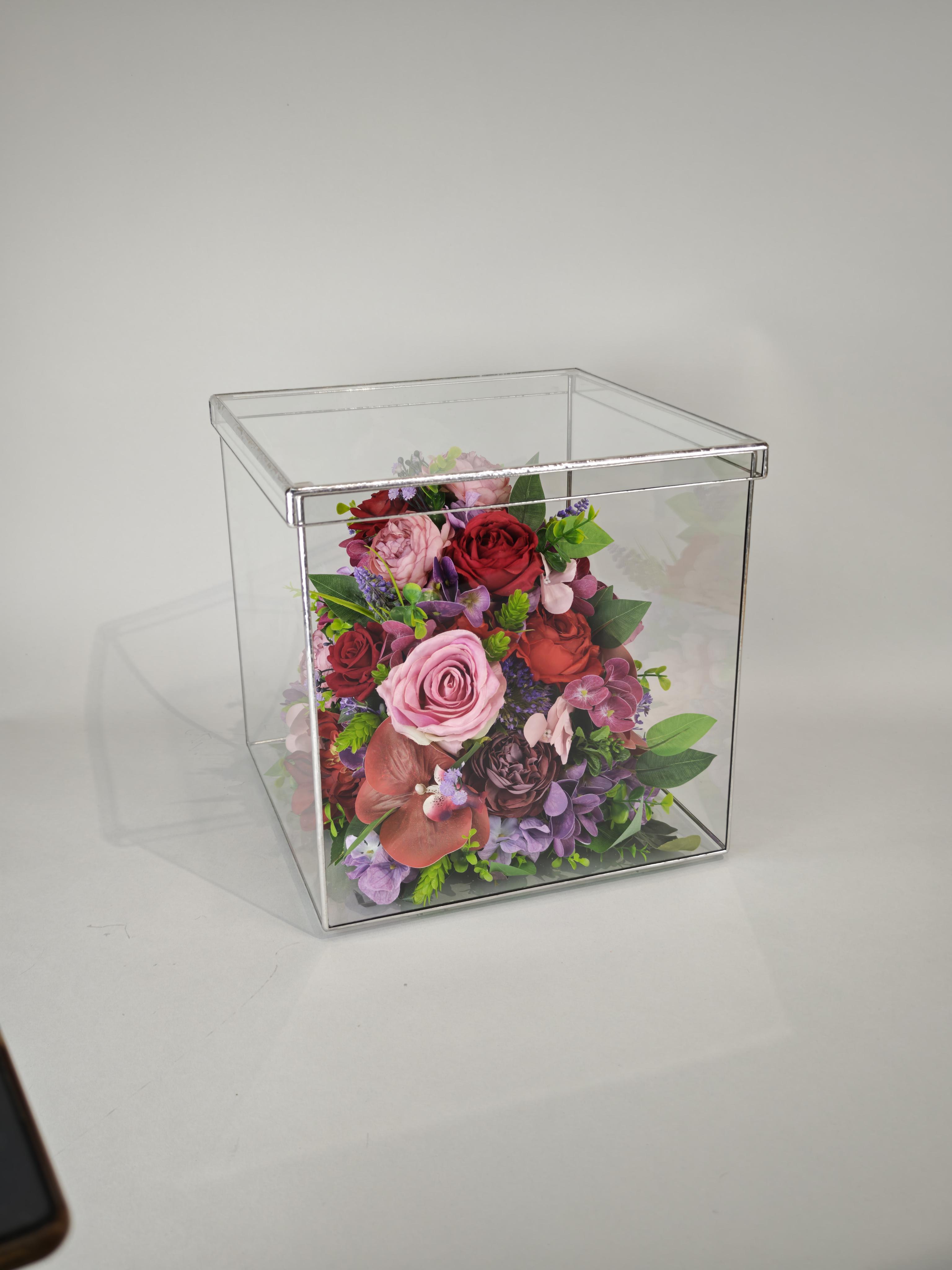 Штучні квіти скорботи жалобні Троянди печалі ритуальні під склом куб 30х30х30 см