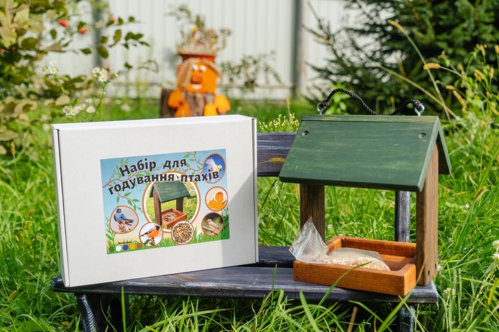 Набор для кормления птиц из деревянной разборной кормушки и корма для птиц овес/крупы/семена льна и просо. Набор для кормления птиц из деревянной разборной кормушки и корма для птиц овес/крупы/семена льна и просо.