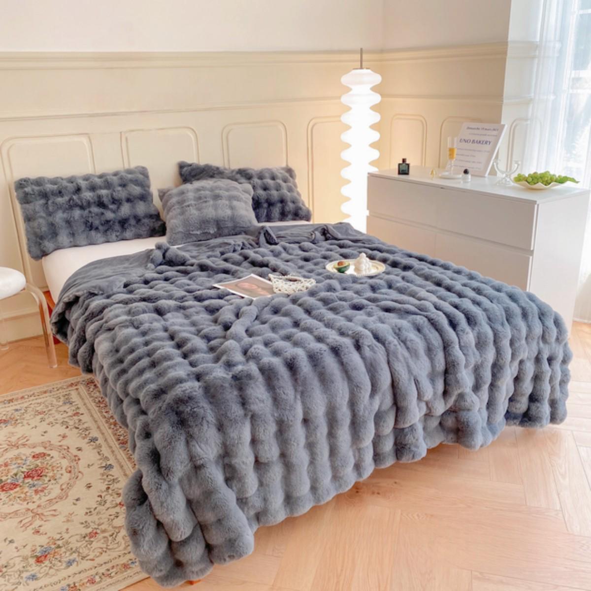 Плед корейский стиль Koloco Кролик евро 5х200х220 см Темно-серый (40218) - фото 1 Плед корейский стиль Koloco Кролик евро 5х200х220 см Темно-серый (40218) - фото 1