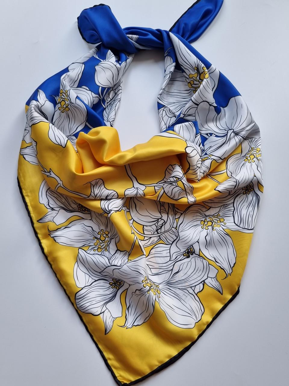 Платок женский патриотический шелковый Белые цветы на патриотическом фоне 90х90 см Сине-желтый