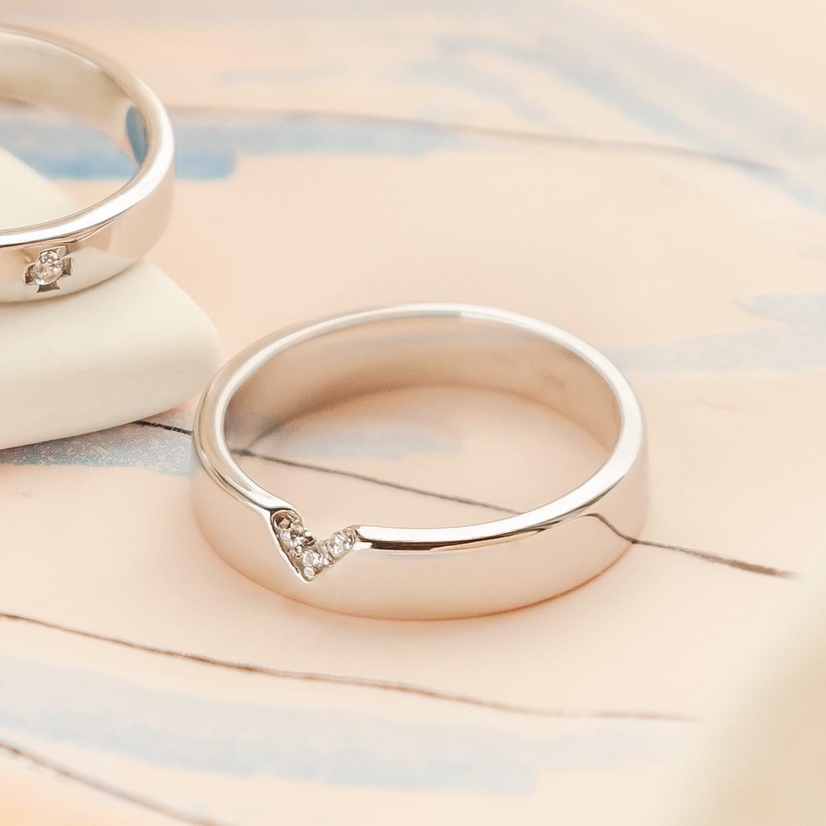 Кольцо серебряное Галочка изящная форма мелкие белые фианиты р. 18