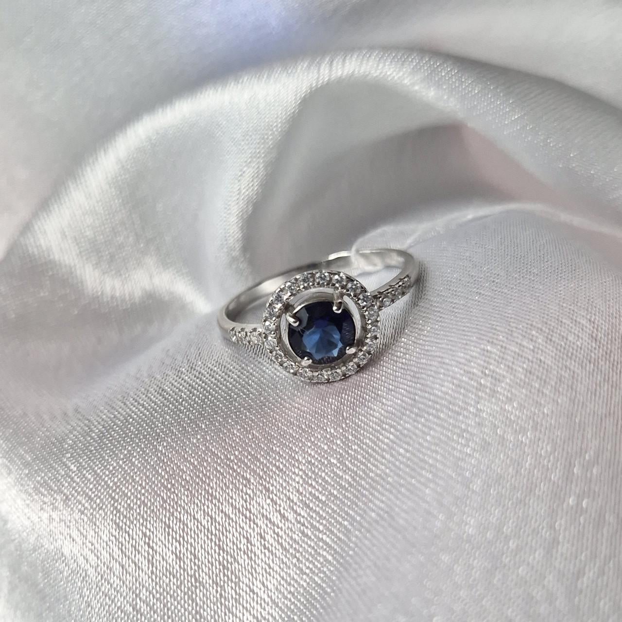 Кольцо с синим камнем серебро 925 пробы родированное 2,37 г р. 17,0 (81078с) Кольцо с синим камнем серебро 925 пробы родированное 2,37 г р. 17,0 (81078с)