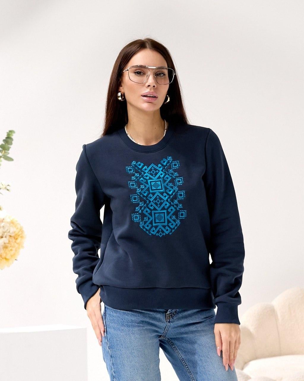Свитшот женский с синей вышивкой XL