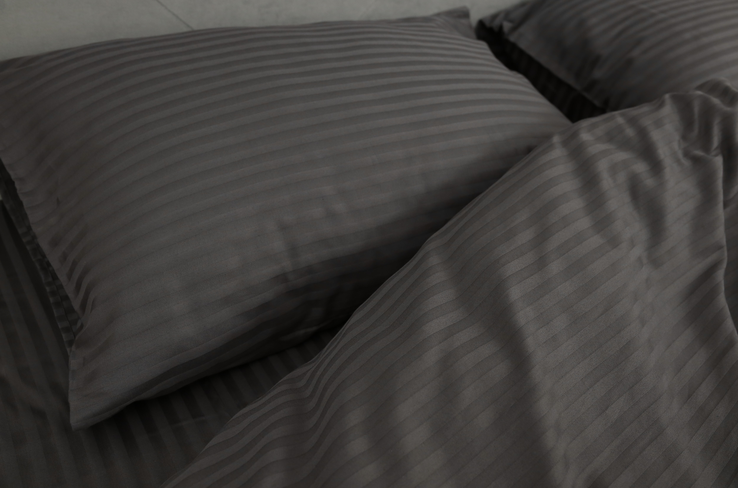 Комплект постельного белья семейный Amore steelgray4005 страйп-сатин Серый (KPB-As-STLux-steelgray4005 70x70_) - фото 4 Комплект постельного белья семейный Amore steelgray4005 страйп-сатин Серый (KPB-As-STLux-steelgray4005 70x70_) - фото 4