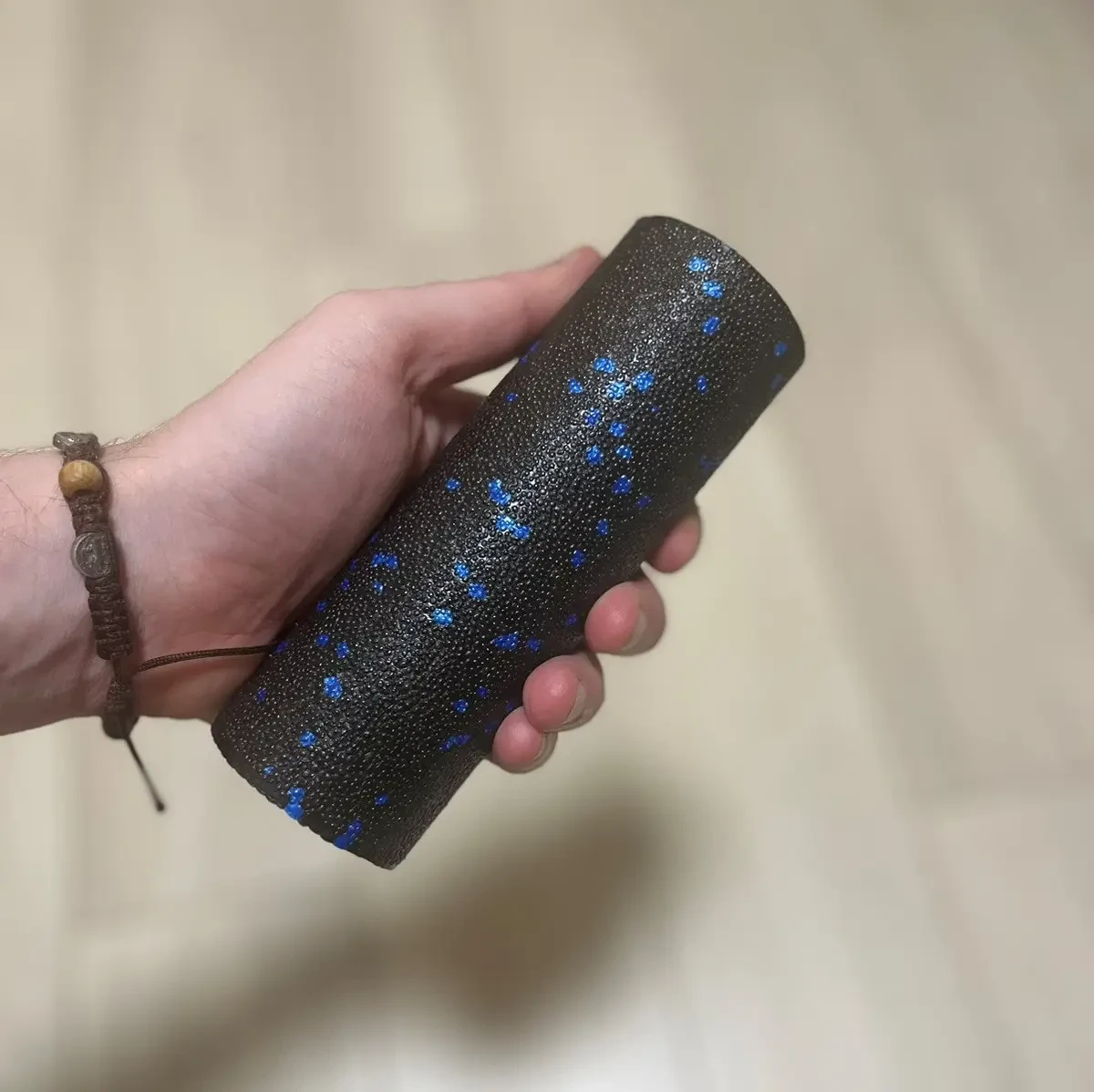 Ролик масажний гладкий PowerPlay PP-4346 Mini EPP Foam Roller Чорний/Синій 15x5,3 см - фото 3