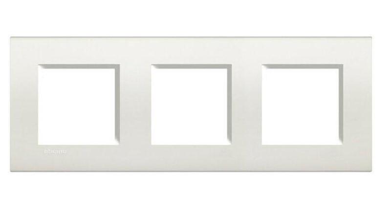 Рамка Legrand Bticino LivingLight на 3 посади Білий (ERC-LNA4802M3BI) Рамка Legrand Bticino LivingLight на 3 посади Білий (ERC-LNA4802M3BI)