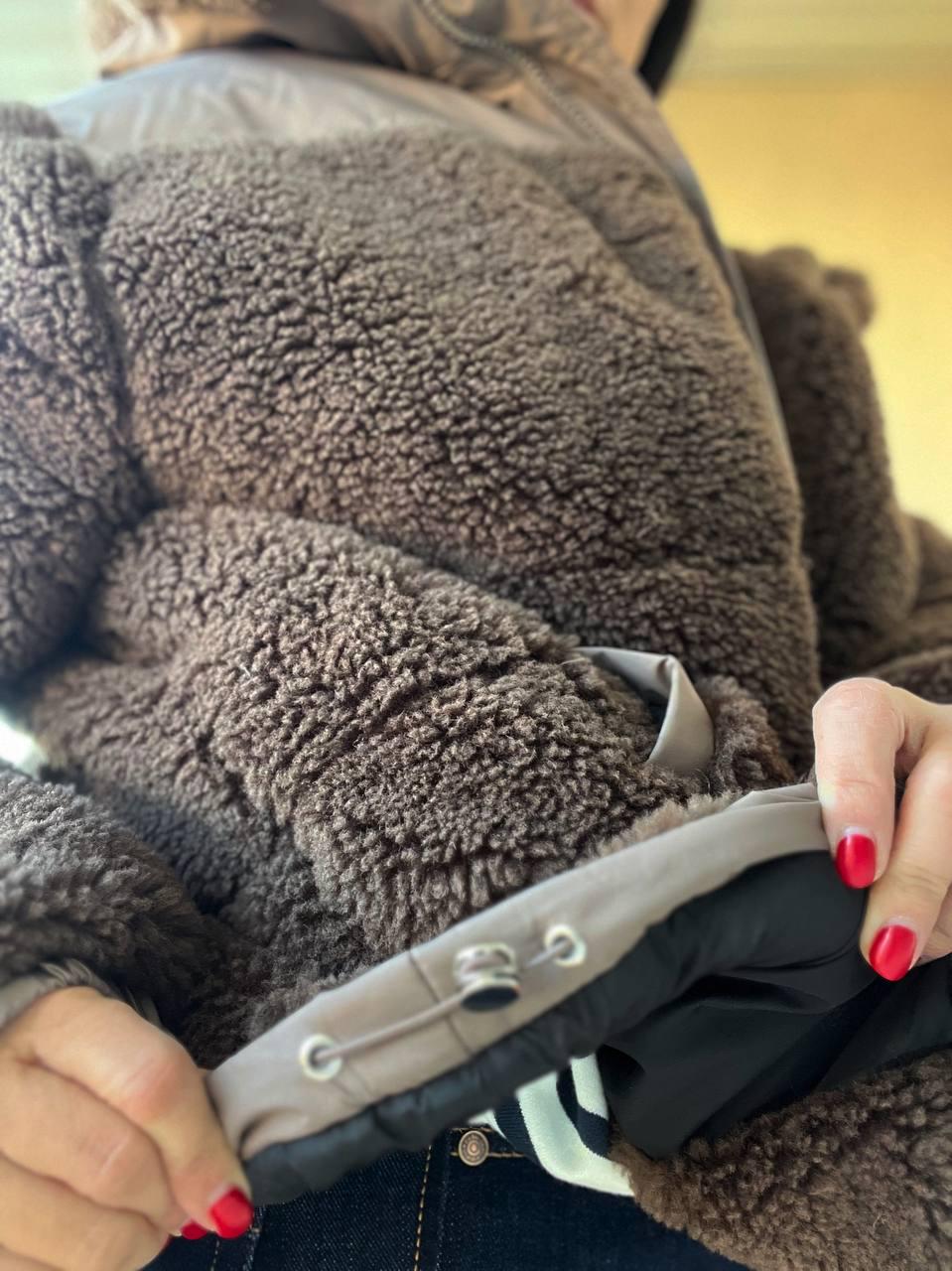 Куртка женская Lady Yep 9055 тедди комбинированная искусственный мех оверсайз с капюшоном р. 44-48 Коричневый (3055) - фото 9