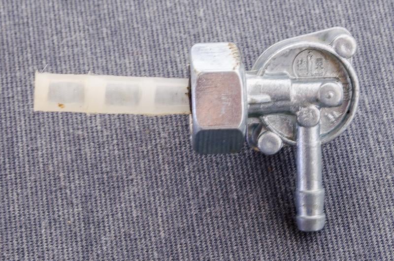 Краник бензиновый под гайку для генераторов тип 2 2 кВт-3 кВт (3991)