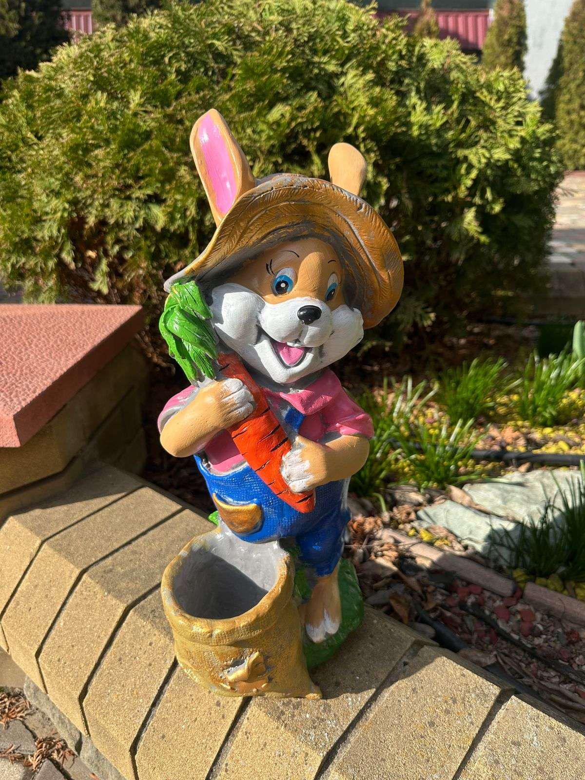 Фигура садовая Заяц с мешком гипс ручная работа