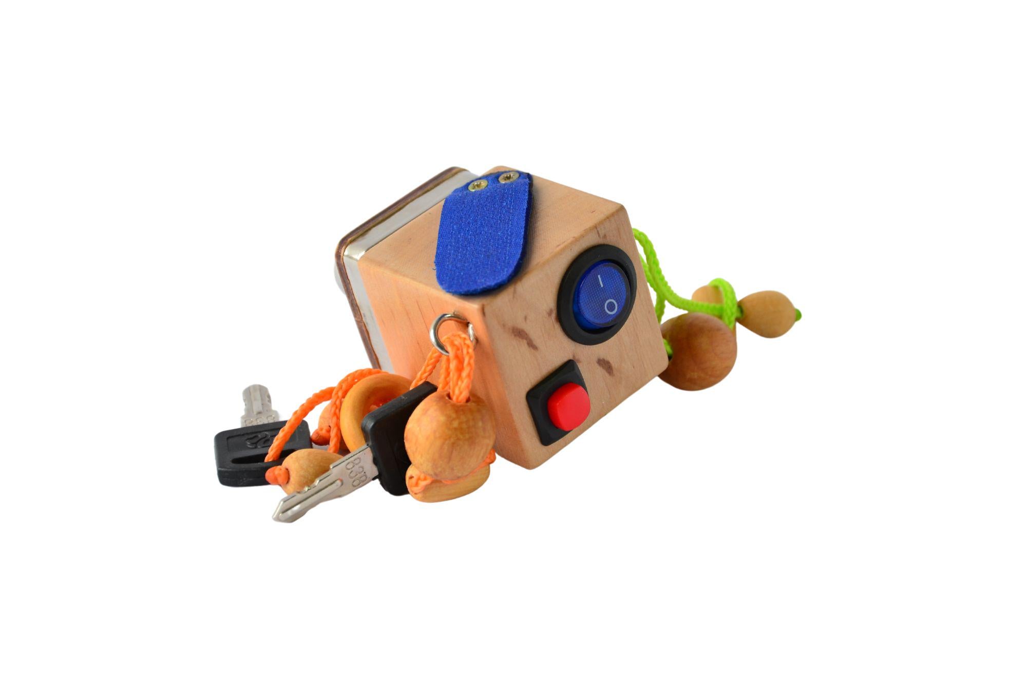 Бізікубик дитячий KolodaToys із замком з ключами і вимикачами 4,5х4,5х4,5 см Різнокольоровий (4007)