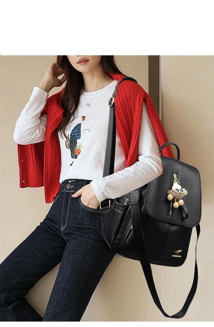 Женский рюкзак кожаный с брелком Черный