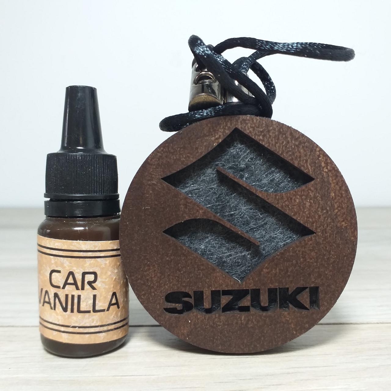 Ароматизатор-подвеска для авто из дерева и войлока с логотипом Suzuki с ароматом Vanilla 10 мл (KG-12327)