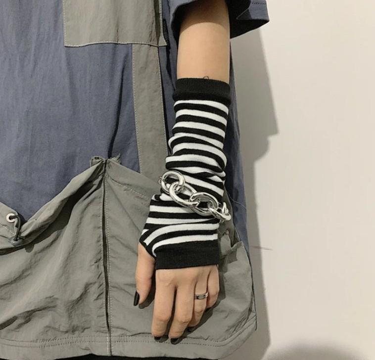 Митенки длинные для косплея и вечеринок В полоску One Size Черно-белый - фото 2 Митенки длинные для косплея и вечеринок В полоску One Size Черно-белый - фото 2