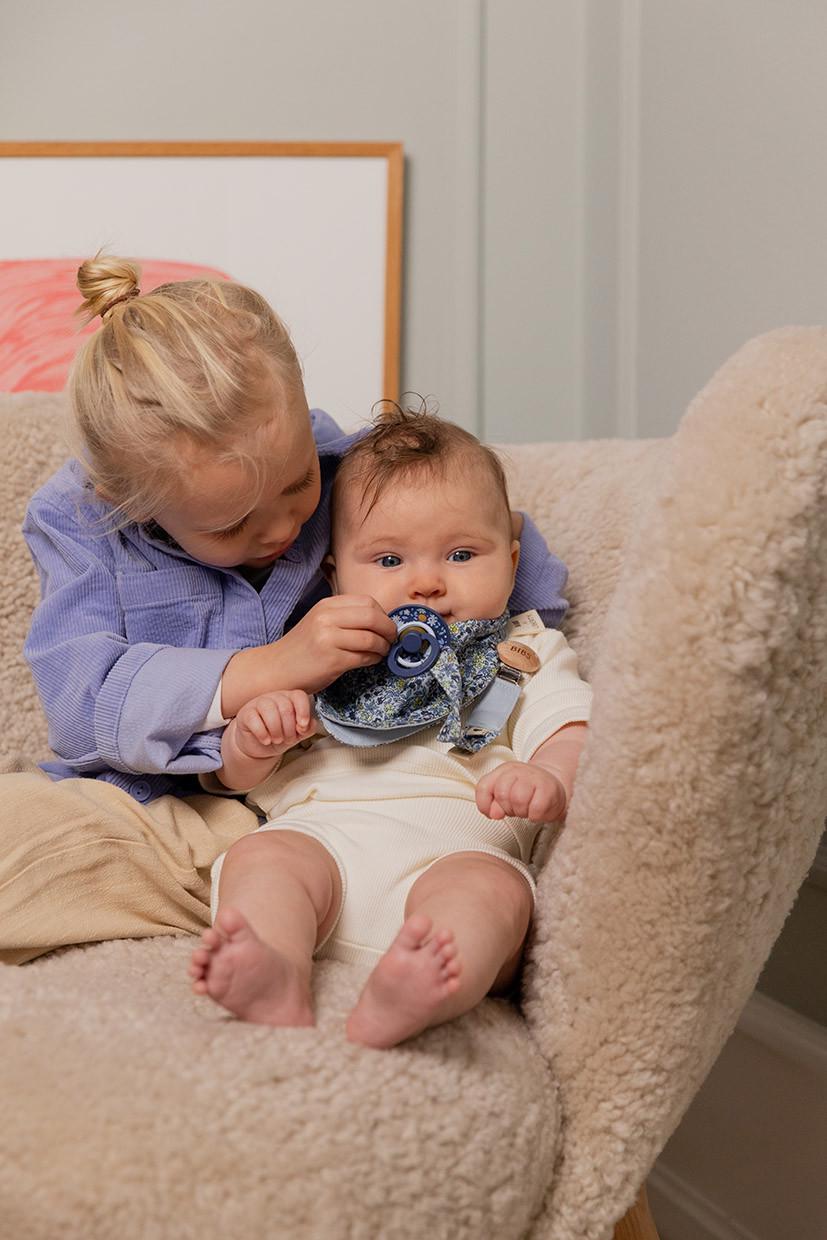 Пустышка Bibsx Liberty Colour Latex Anatomical анатомическая Chamomile Lawn 2 шт. 0-6 мес. Baby Blue/Steel Blue Mix - фото 3 Пустышка Bibsx Liberty Colour Latex Anatomical анатомическая Chamomile Lawn 2 шт. 0-6 мес. Baby Blue/Steel Blue Mix - фото 3