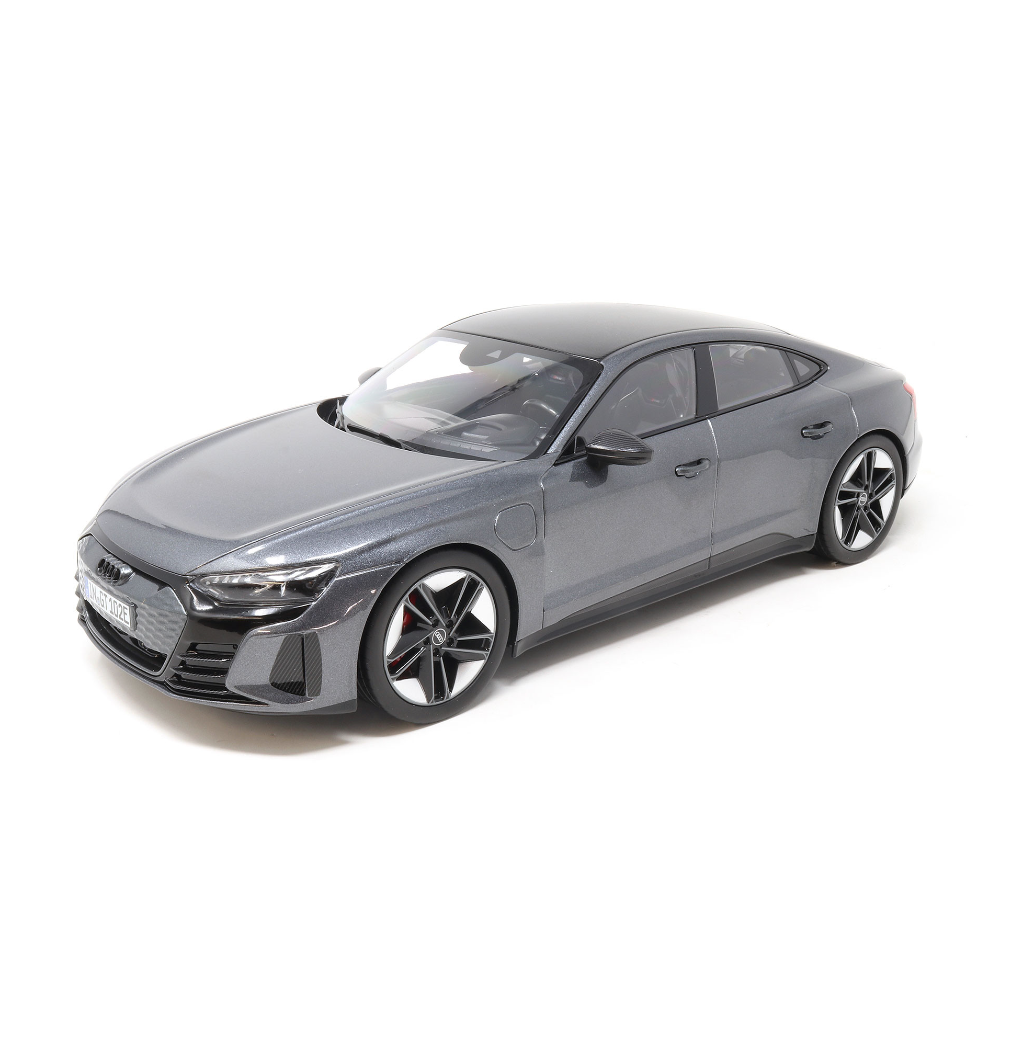 Модель автомобіля 1:18 Audi RS e-tron GT 2021 Daytona Grey (5012120051)